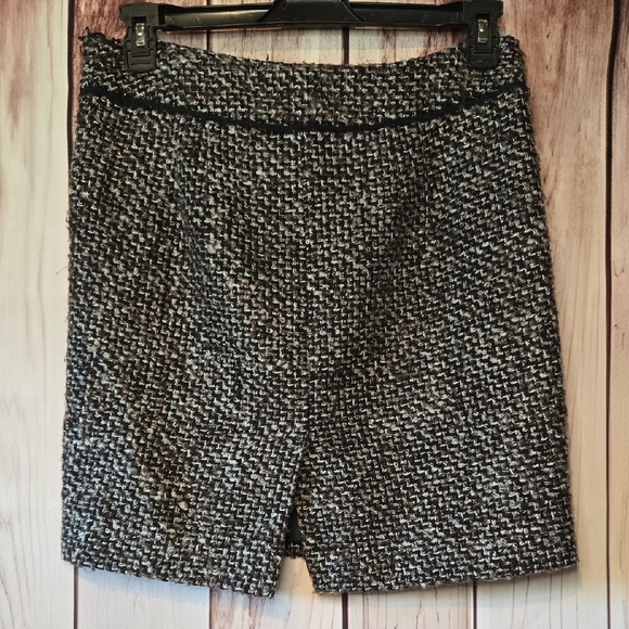 Ann Taylor Lined Black and Gray Tweed Mini Skirt Size 8 - Picture 3 of 6